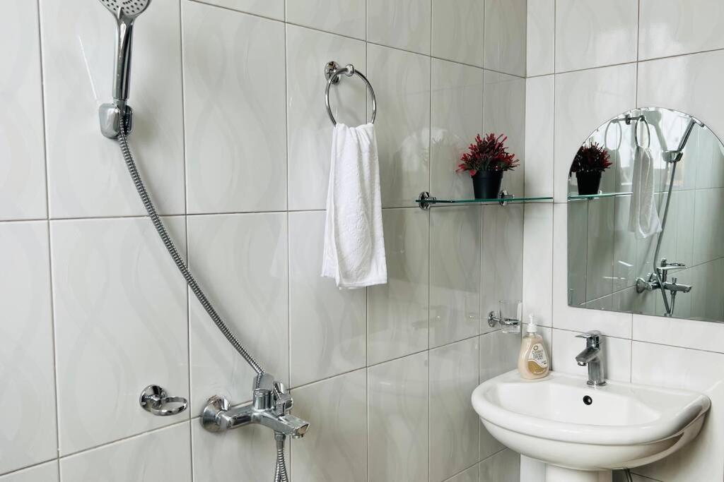 Cozy Apt, Near Acacia Mall, UnLtd WIFI, Netflix, - B&B Kampala