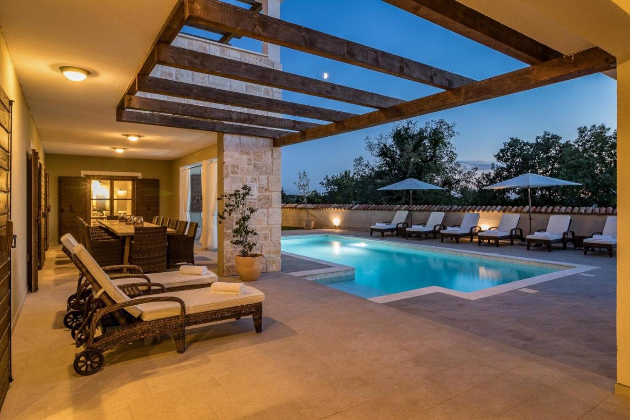 Villa Rajana for 14 persons with kids playground & pool heating in Central Istria - B&B Svetvinčenat