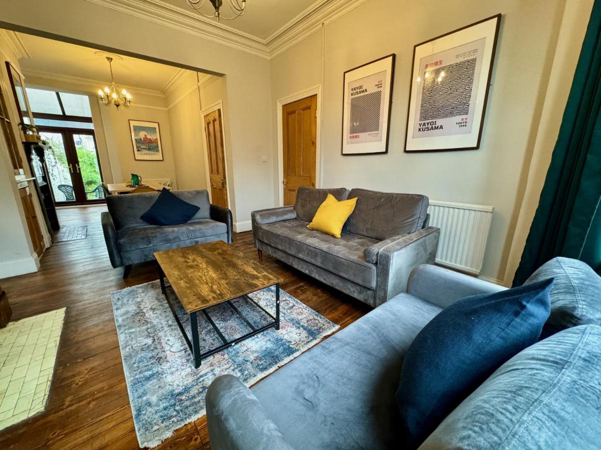 B&B Cardiff - Large CityCentre Townhouse & Hot Tub, Pool Table and Offroad Parking - Bed and Breakfast Cardiff