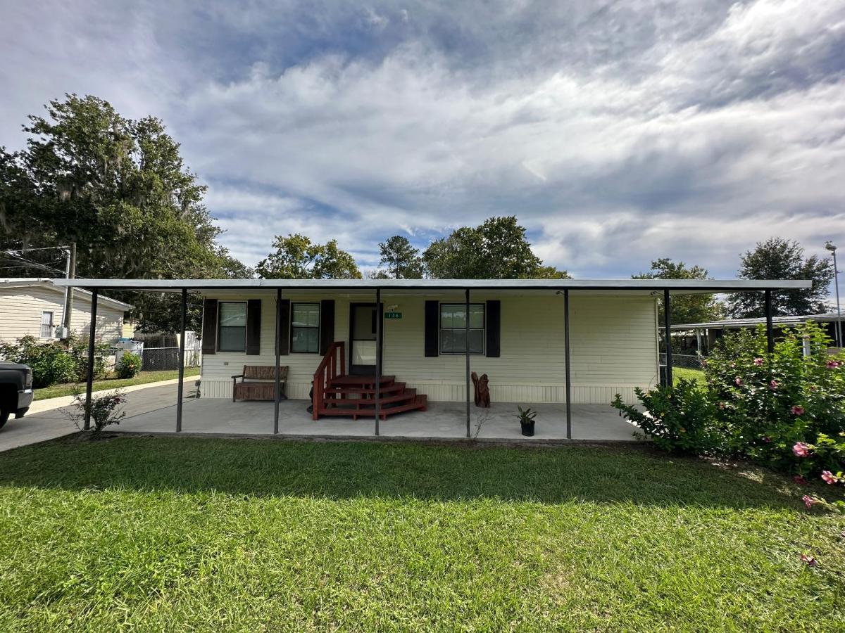 Waterfront Canal in Satsuma Florida - Bed and Breakfast