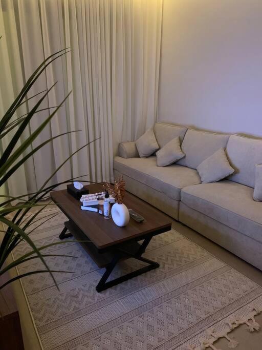 شقة جديدة ومميزة بحي الملقا - B&B