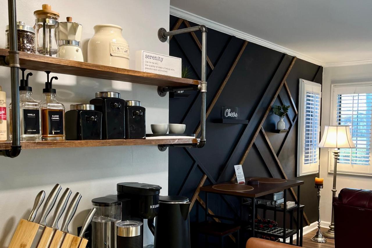 Getaway Villa- 3 mins to Mohegan- Fully Stocked with Two Full Beds & Fireplace- Jacuzzi, Saltwater Pools, Sauna - Bed and Breakfast Norwich