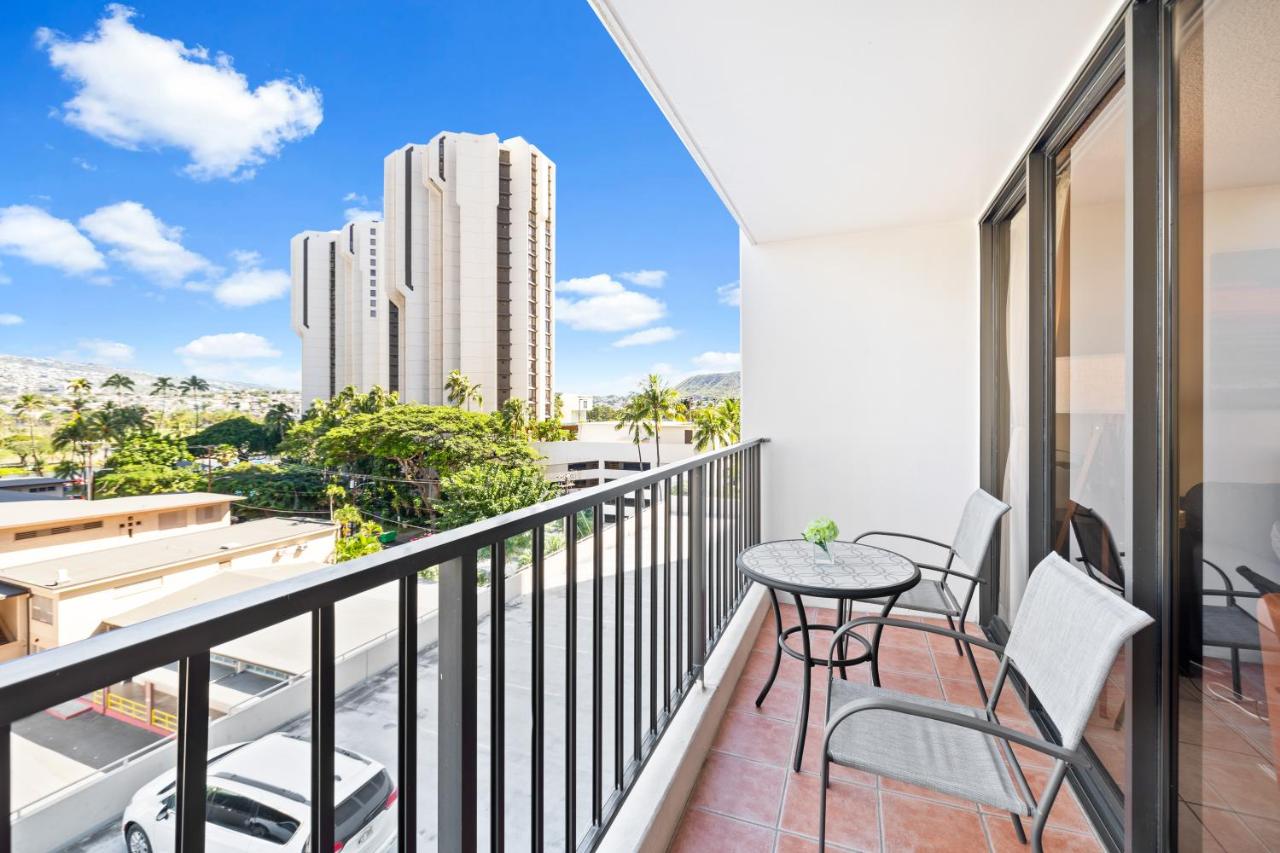 Cozy & City View Steps to Waikiki Beach with Parking - Bed and Breakfast Honolulu