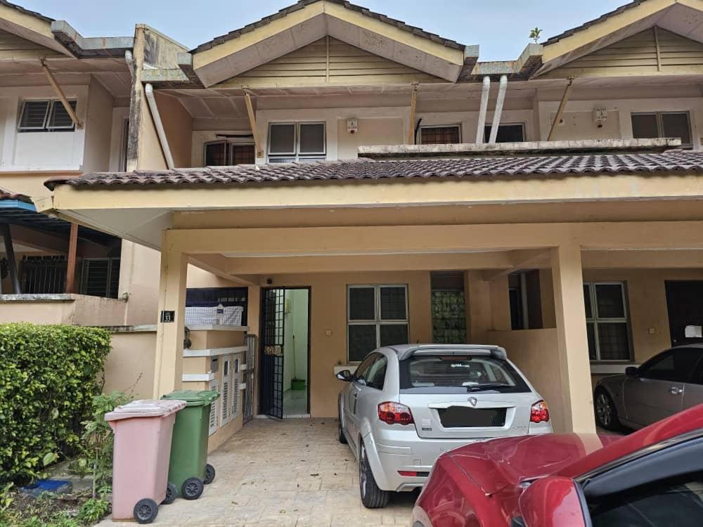 The FootHills Retro Homestay @ Presint 11 Putrajaya - B&B