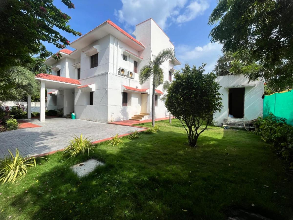 B&B Chennai - Royal Experiences Pearl House 6 Bed Room Villa with Private Pool, Panayur - Bed and Breakfast Chennai