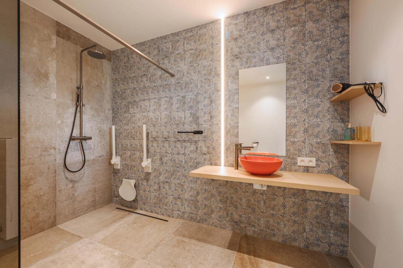 Kamer met Kingsize Bed en Rolstoeltoegankelijke Douche - Geschikt voor Gasten met een Lichamelijke Beperking