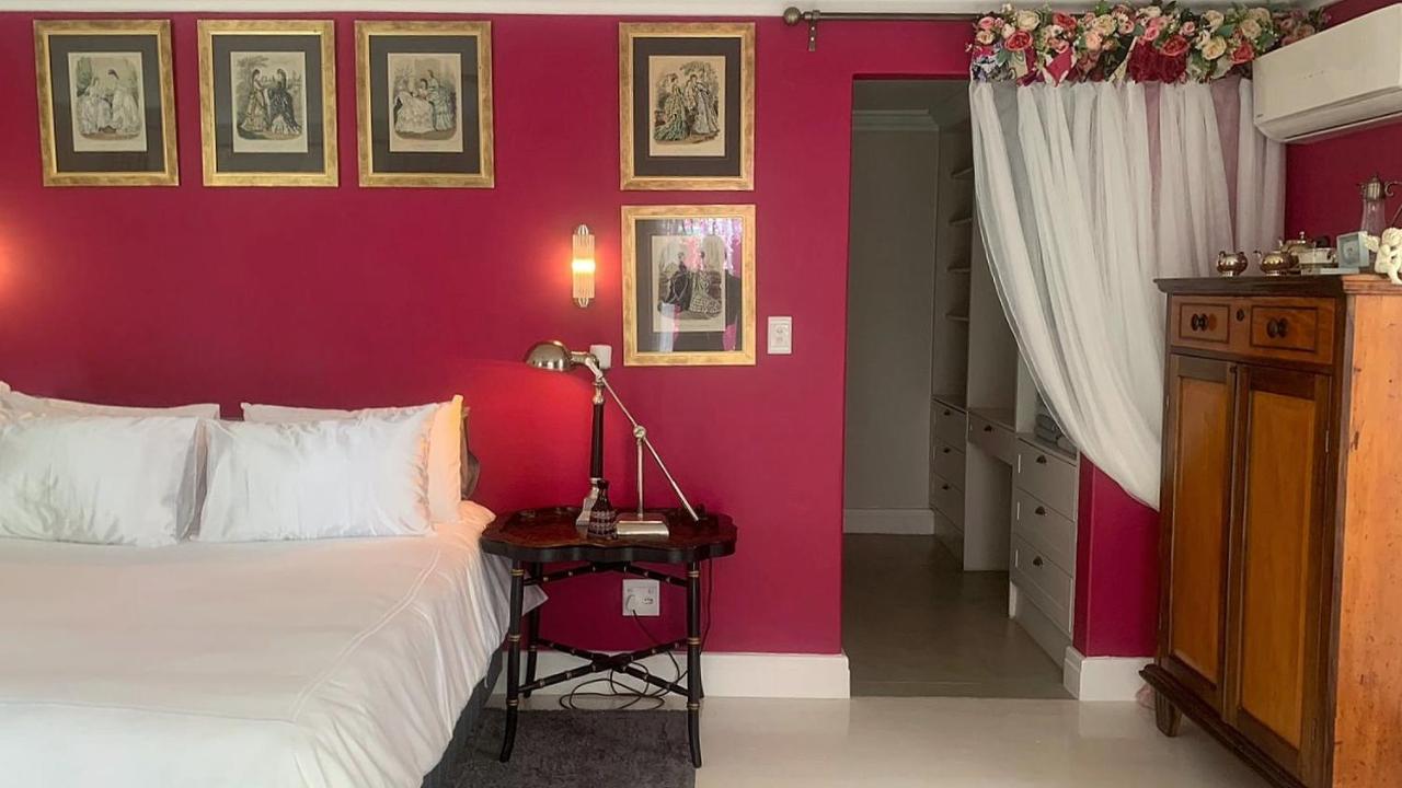 Zimmer mit Queensize-Bett und Gartenblick
