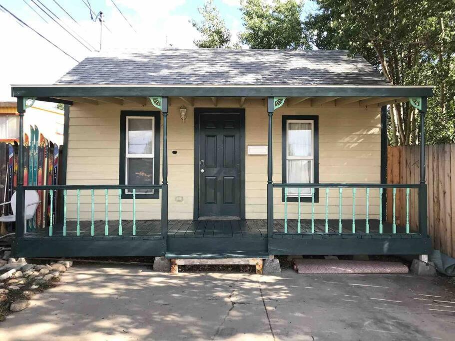 The Air Capitol Cottage - B&B