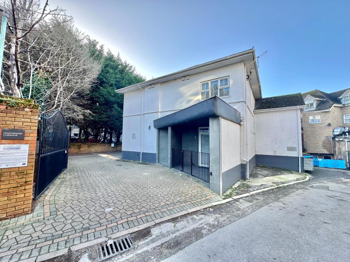 Cozy Downtown Retreat - Central Apartment with Short Walk to Beach - Chambres d’hôtes Bournemouth