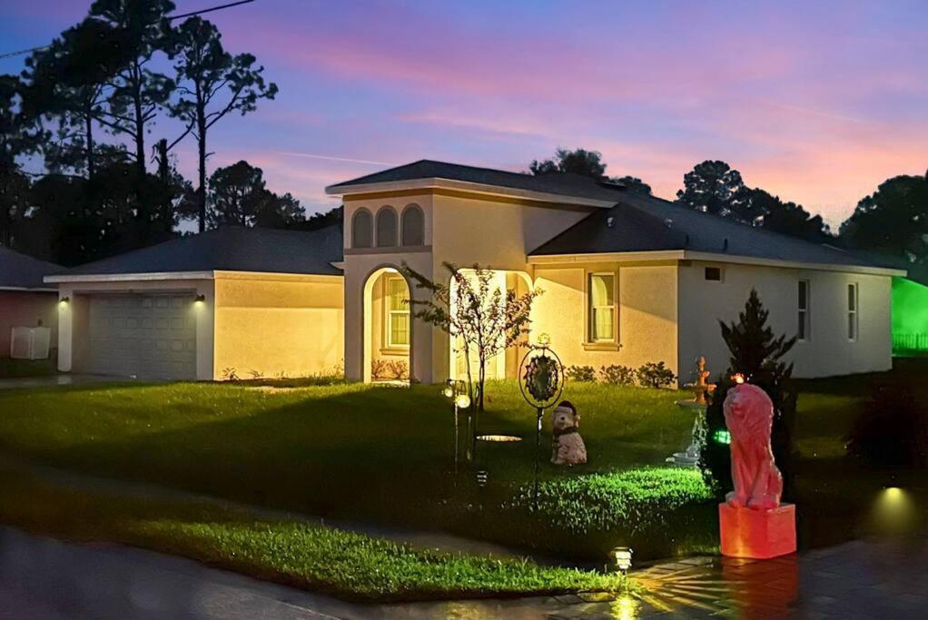 Luxury King Suite, 3BR 2BA, Beach Vibe, Top-Tier Amenities, Prime location - Bed and Breakfast