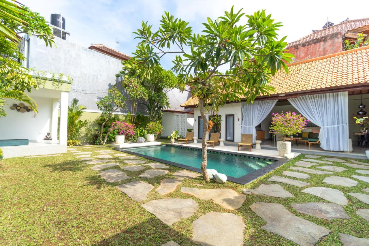 CASTELU 3BR peacefully villa near Mertanadi - B&B Seminyak