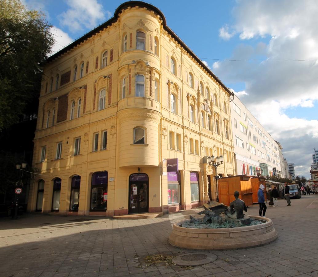 Modern stúdió a Belváros közepén parkolóval- Kata stúdióapartman - B&B Győr