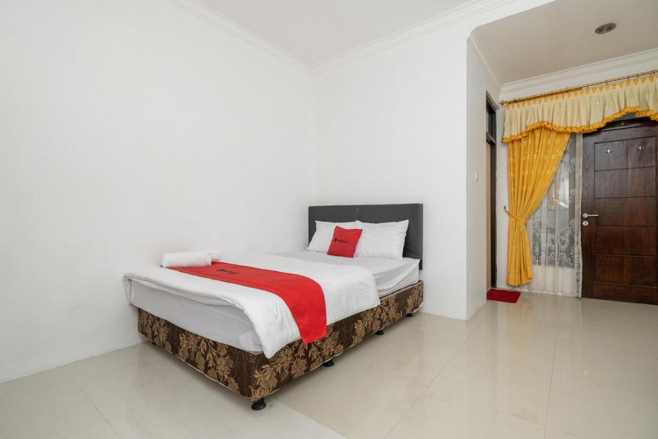 B&B Surabaya - RedDoorz at Gunungsari Surabaya 2 - Bed and Breakfast Surabaya