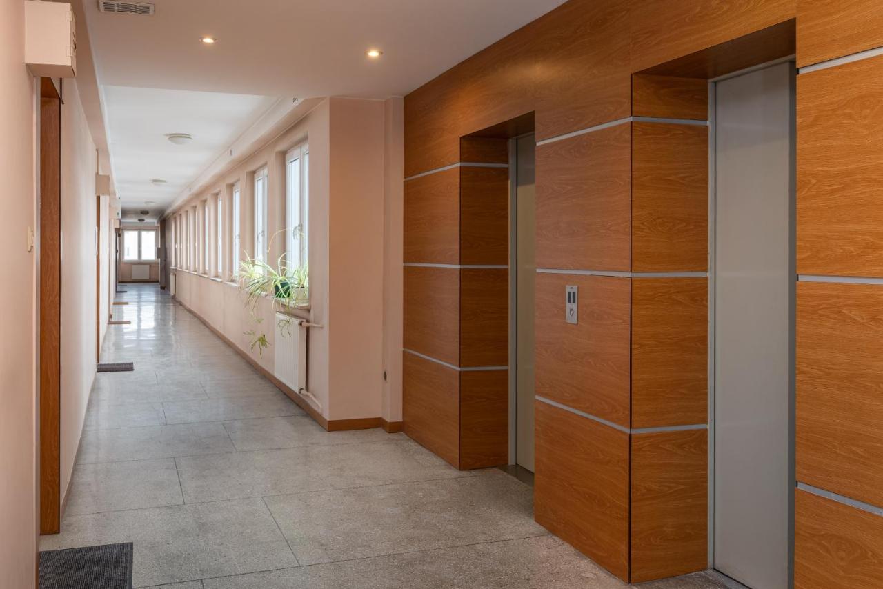 9th Floor City View Apartment by BookingHost - Bed and Breakfast Warschau