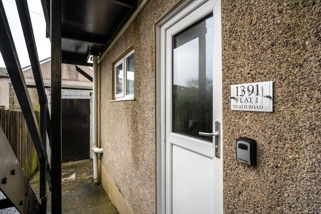 En-suite Flat - Kitchen - Quiet Near Shops & Bus - B&B Swansea