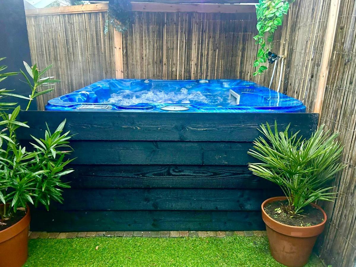Jungle style lodge with jacuzzi ,sauna and garden near Amsterdam - Ferienwohnung Vijfhuizen