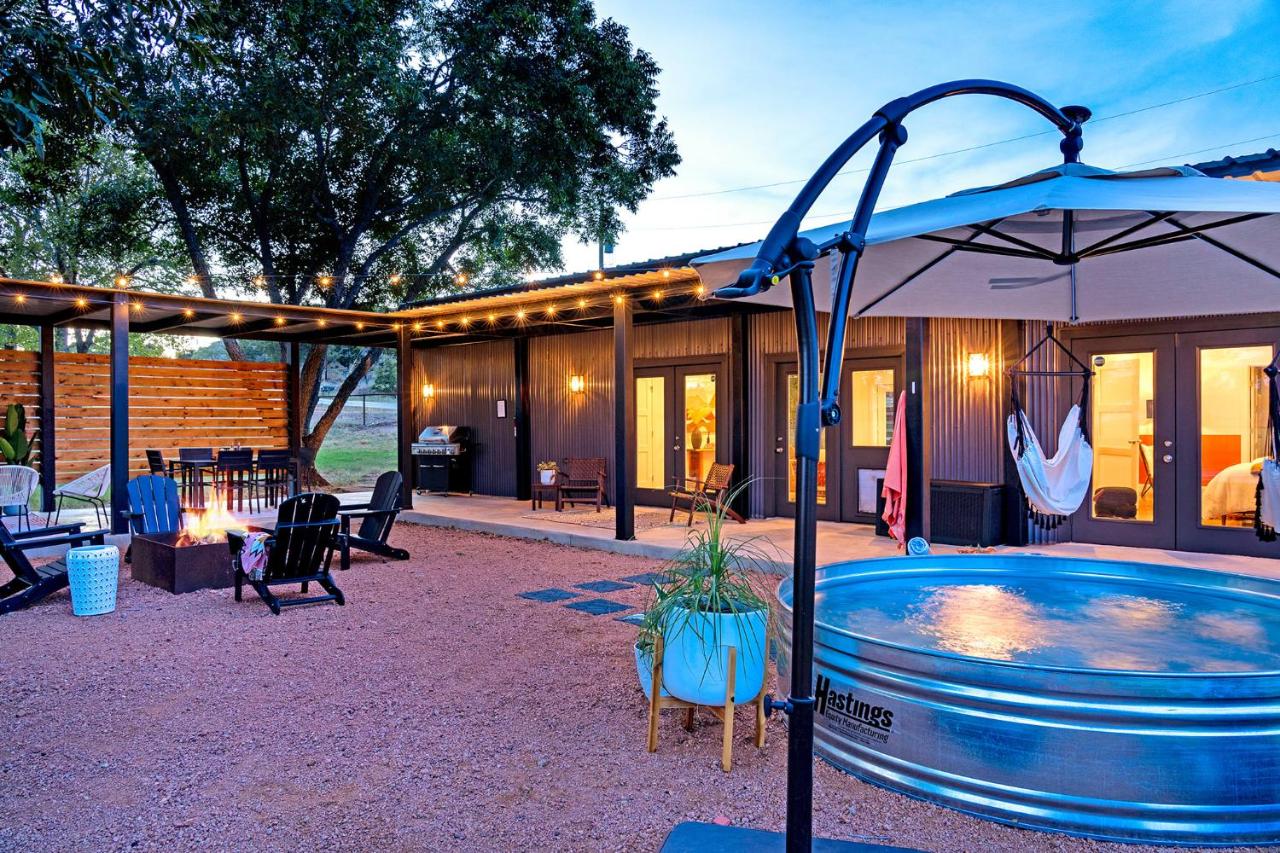 B&B Fredericksburg - Container Haus pet friendly with cowboy pool - Bed and Breakfast Fredericksburg