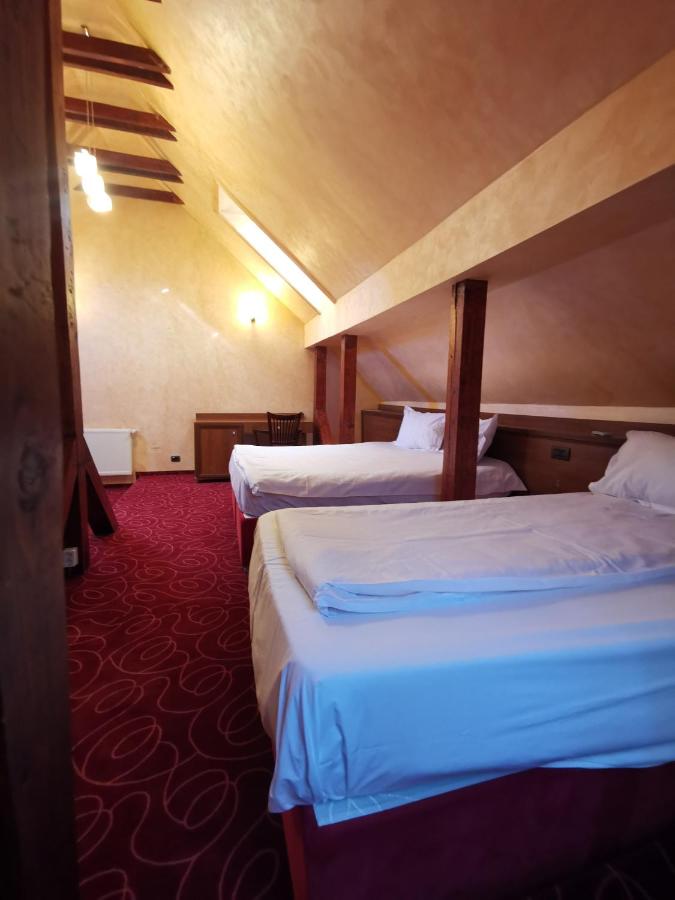 Dreibettzimmer mit Badewanne