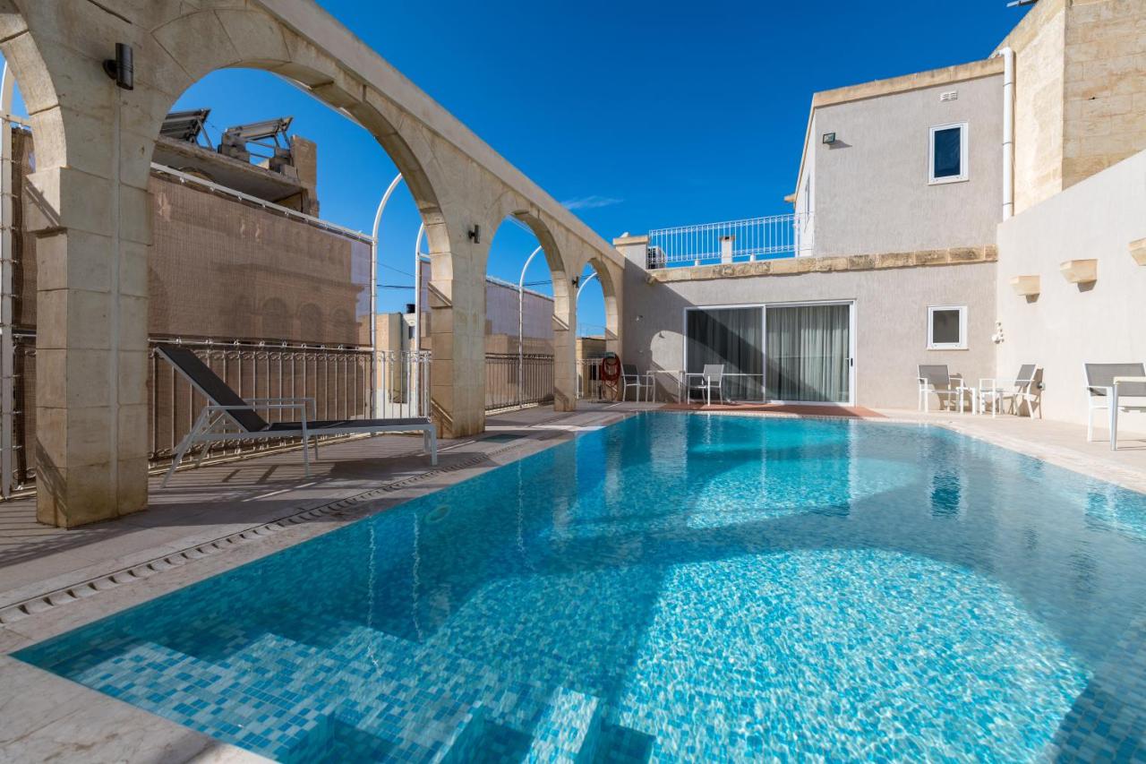 B&B Għarb - 4 Bedroom Luxury Holiday Farmhouse with Private Pool - Bed and Breakfast Għarb