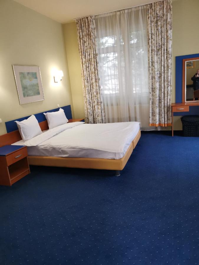 Zimmer mit Kingsize-Bett und Bergblick