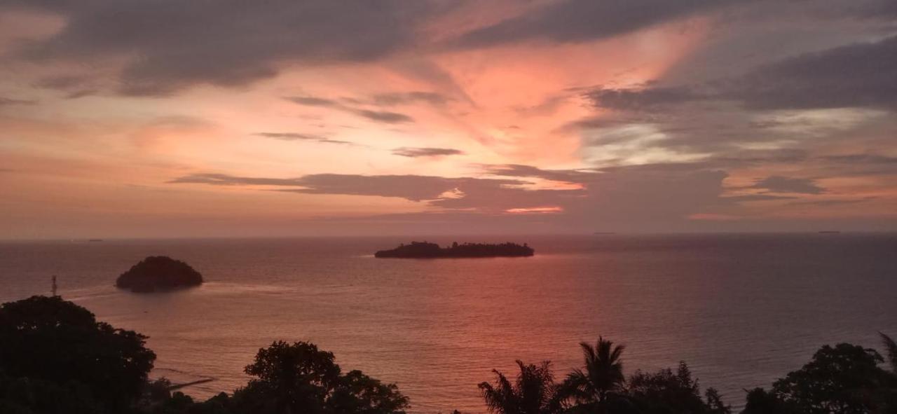 The view padang, Amazing view, 8 mins Mentawai fast ferry, cold beer,close to restaurants - Chambres d’hôtes Padang
