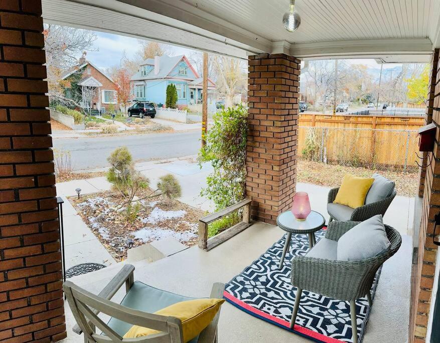 Urban Escape by Mountains w/3BR, Wi-Fi, Laundry - B&B