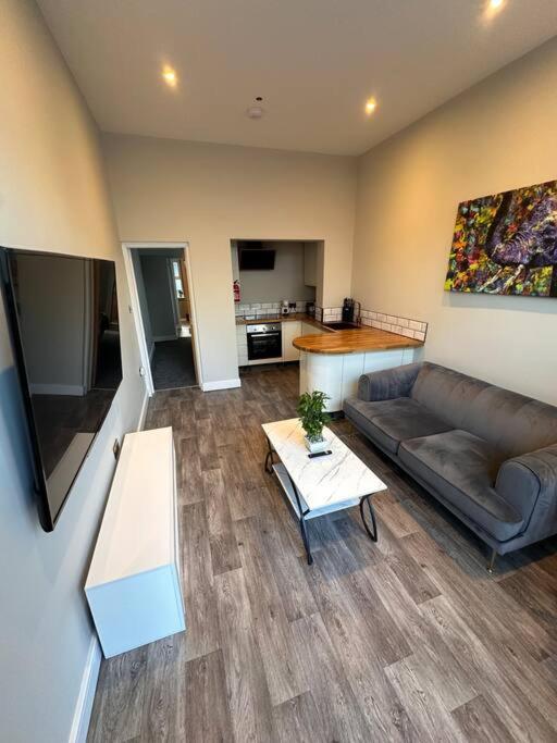Luxurious 1 Bedroom Apartment With Secure Garden - Ferienwohnung