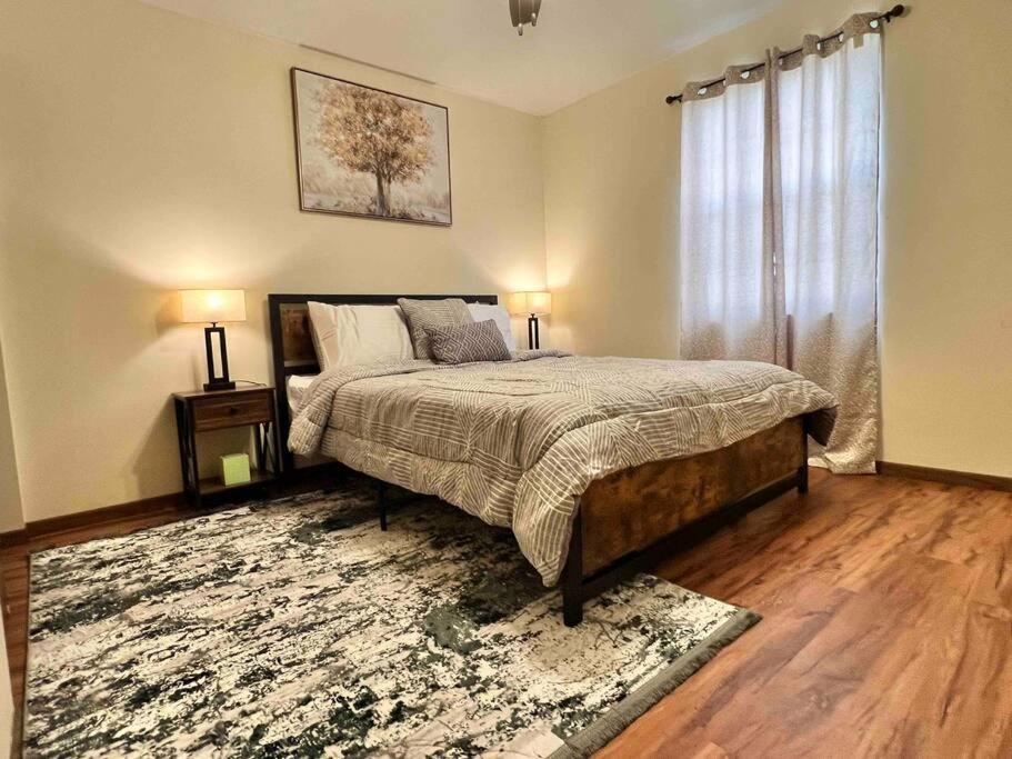 Beautiful 2BR Apartment. Black-out Curtains - B&B Peoria