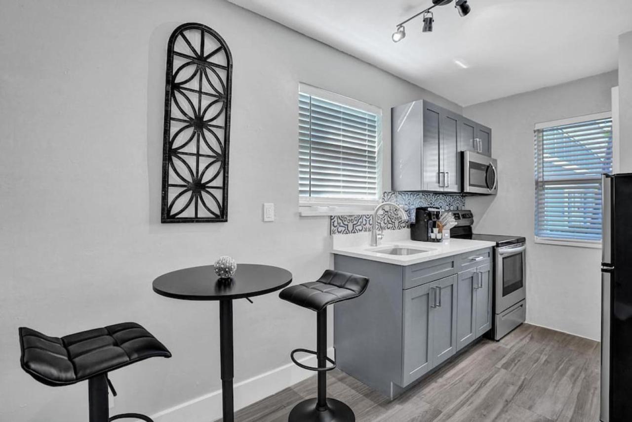 Rustic Retreats Cozy 1BR For 4 Guests Minutes From Las Olas - B&B