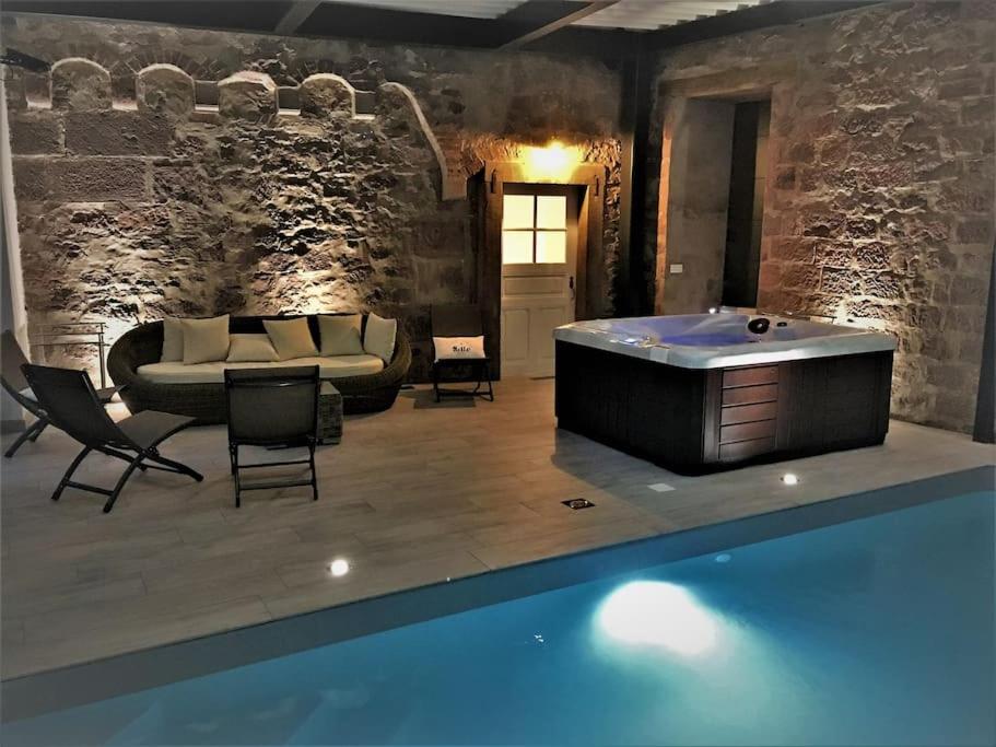 B&B Saverne - Gîte La Tour des Remparts Pool & Jacuzzi - Bed and Breakfast Saverne