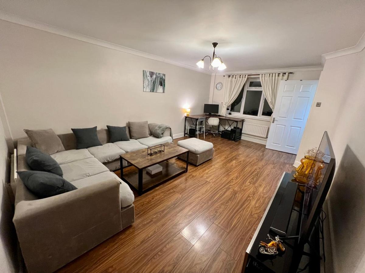 B&B Thamesmead - Entire 3 bedroom end of terrace house! - Bed and Breakfast Thamesmead