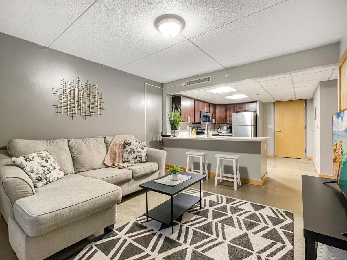 Huge 2br Apt Next To Wells Fargo -freeparking! - B&B