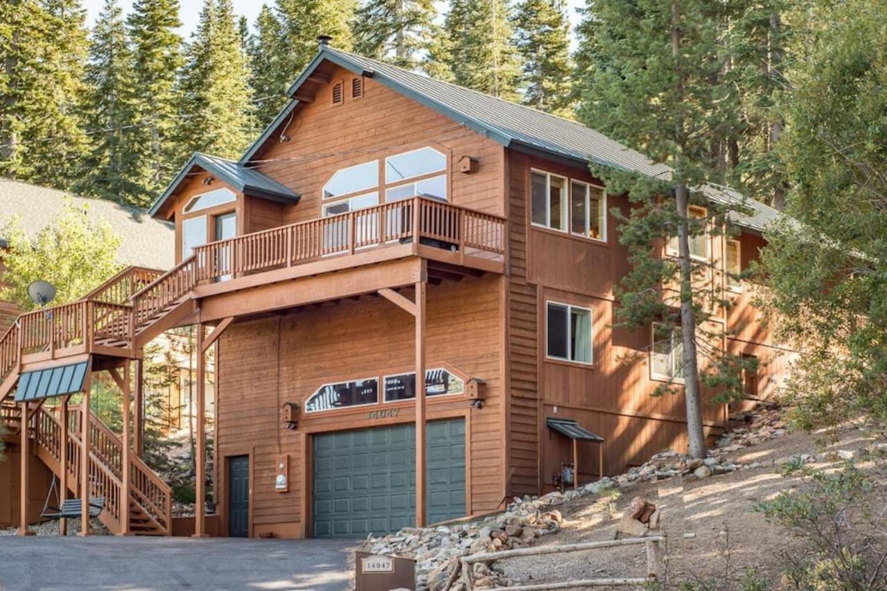 B&B Truckee - Golden Summit by AvantStay Stunning Secluded Cabin w Access to Tahoe Donner - Bed and Breakfast Truckee