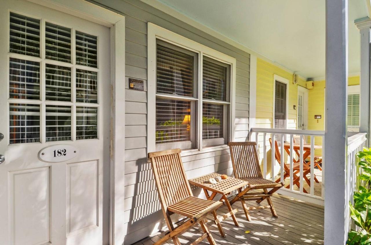 B&B Key West - Beach House Condo by AvantStay Communal Pool Gated Community Great Location - Bed and Breakfast Key West