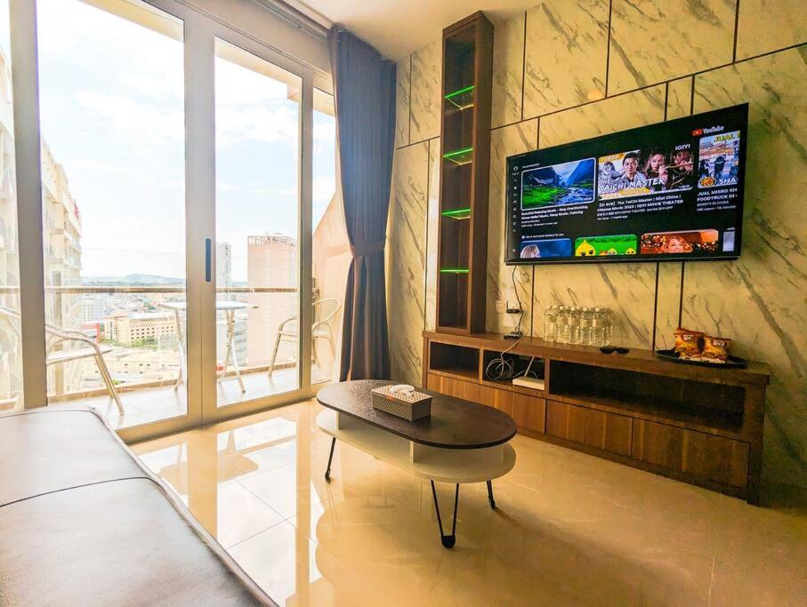 Lovina Spacious 12A-17 at Nagoya Thamrin - Bed and Breakfast