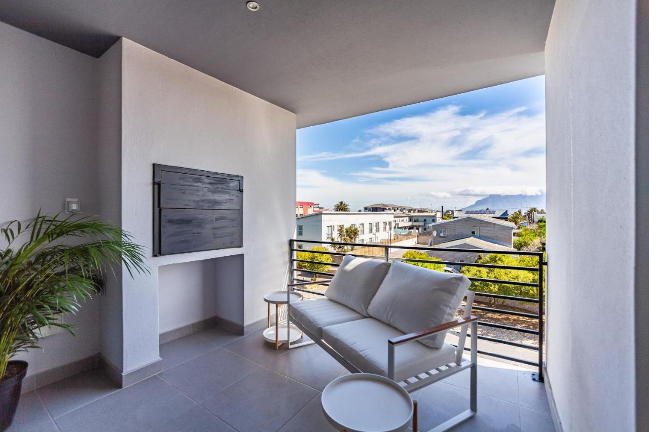 Chic Modern 2 bedroom beachfront with views, 6 Blue Tides - B&B Bloubergstrand