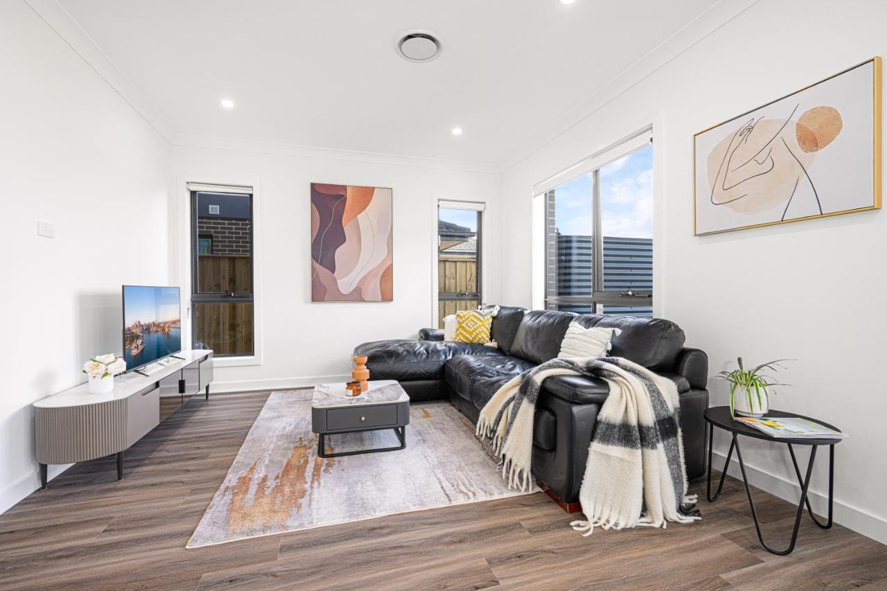 Leppington 5Br house near Woolworths Tran station - B&B Leppington