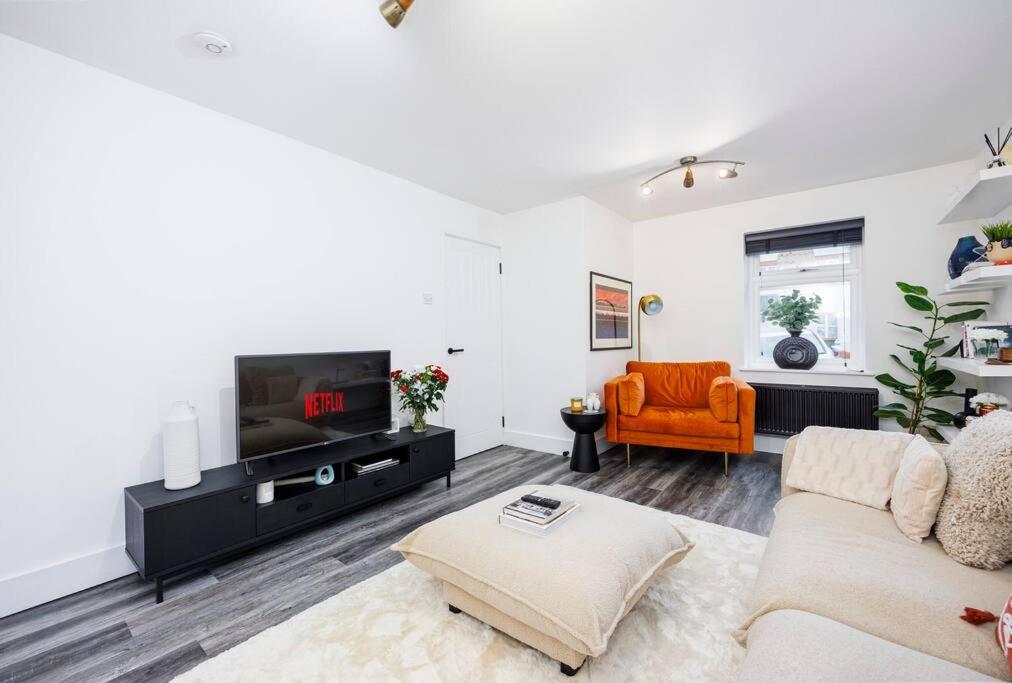 B&B London - OFFERS - Modern East London Home Contractors Parking Sleeps 5 Near ExCeL London - Bed and Breakfast London