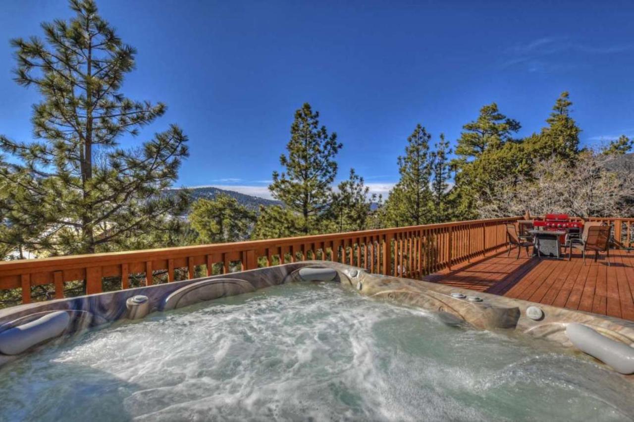 B&B Big Bear Lake - Views at Wolf Lodge by AvantStay Magnificent Views w Hot Tub Sauna - Bed and Breakfast Big Bear Lake