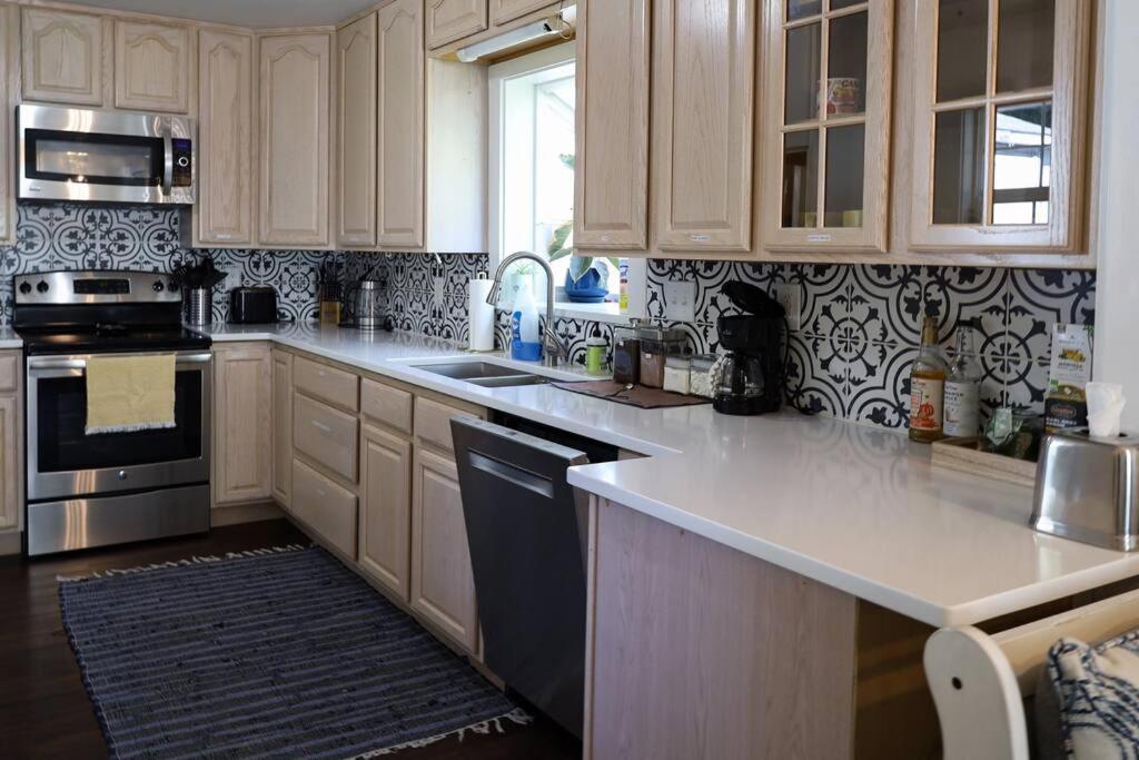 Modern Home In Heart Of Downtown Klamath Falls - Chambres d’hôtes Klamath Falls