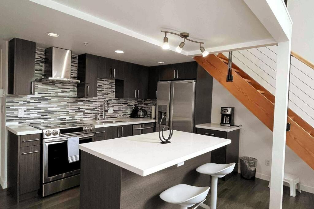 B&B Vancouver - Modern top-floor 1-bedroom loft with free parking - Bed and Breakfast Vancouver