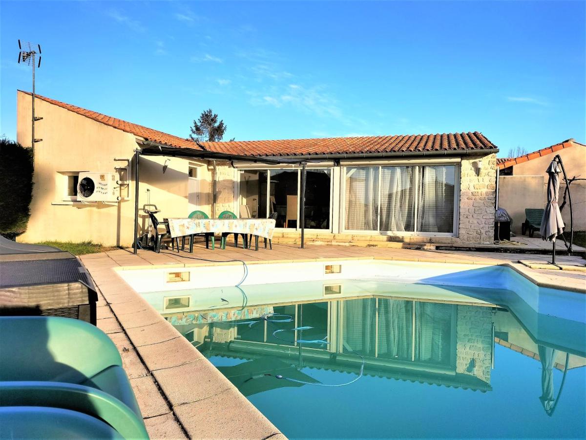 Gîte du Midi de Saint-Porchaire - Charmante maison de vacances avec piscine chauffée - Chambres d'hôtes Saint-Porchaire