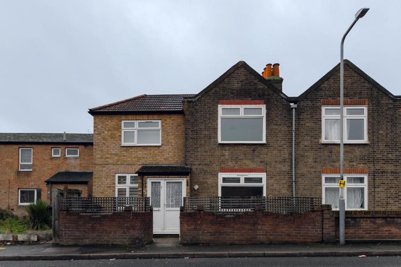 5BR House, Free Parking offA12, Contractor, Big Families, Relocation - Ferienwohnung
