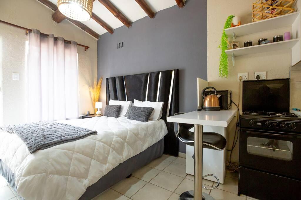 Relax in Nature Cottage Close to OR Tambo International Airport - B&B