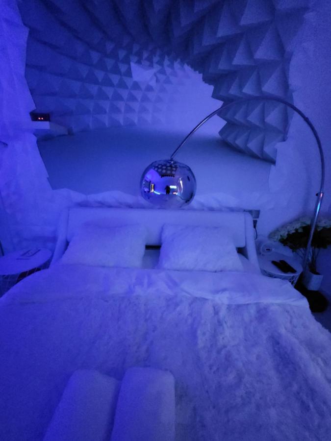 Studio with Spa Bath