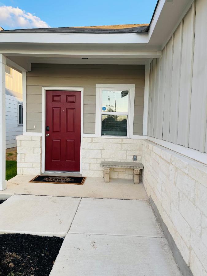 Fiesta Texas Sea World, Cantera Shopping Mall Sparkling Community Pool Family Friendly and Charming House - B&B