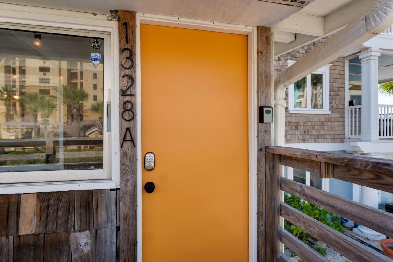 Be A Nomad Laid Back Beach Home - Bed and Breakfast Jacksonville Beach