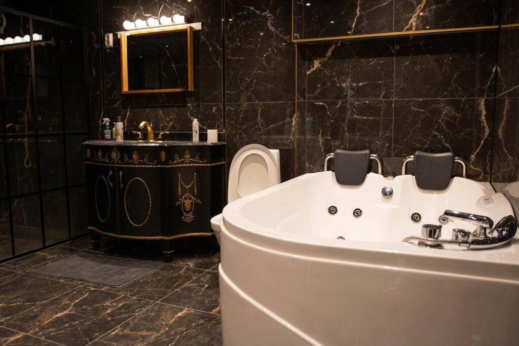 Historical Malt Factory Apartment, 6 Bedrooms, sleeps 16 , Hot Tub - Chambres d'hôtes Helsingborg