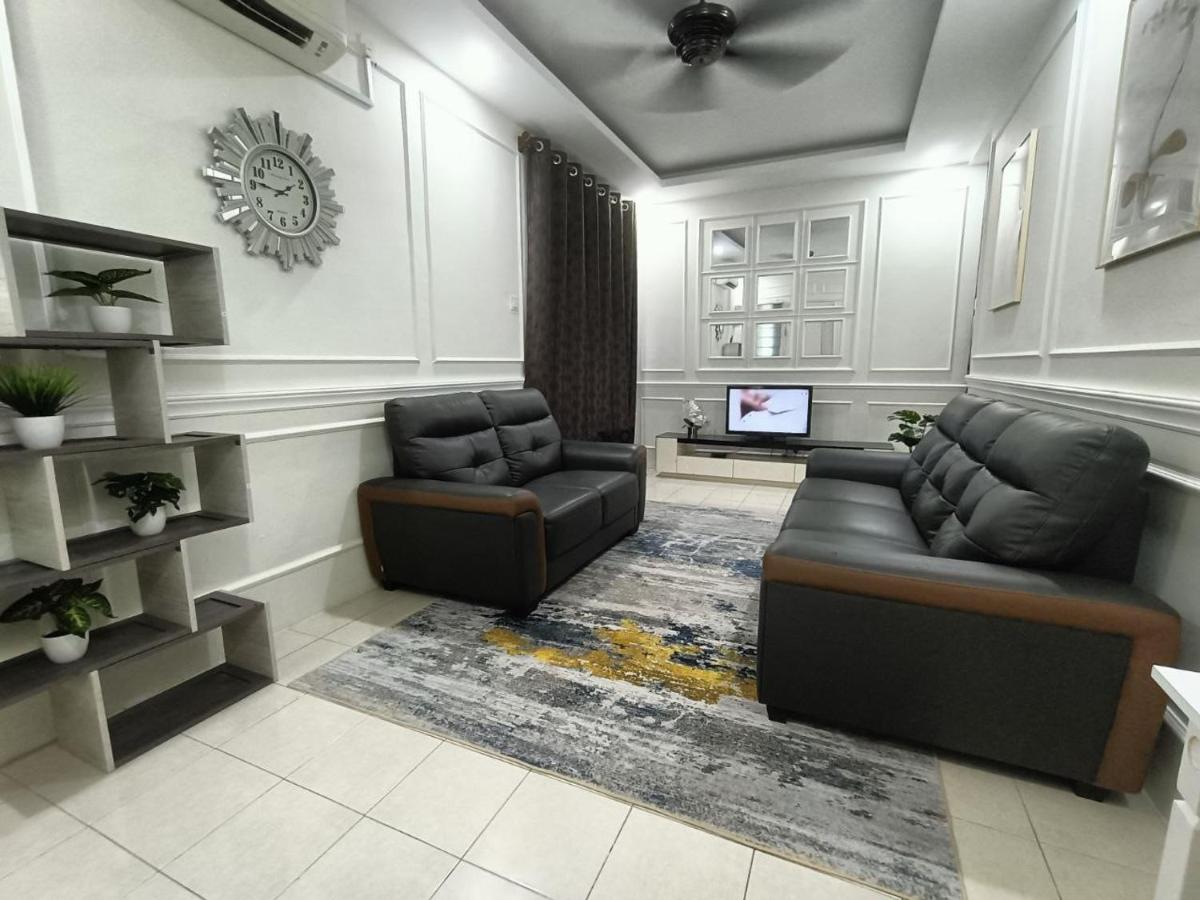 Ceri Kluang Homestay (Corner Lot) - Bed and Breakfast