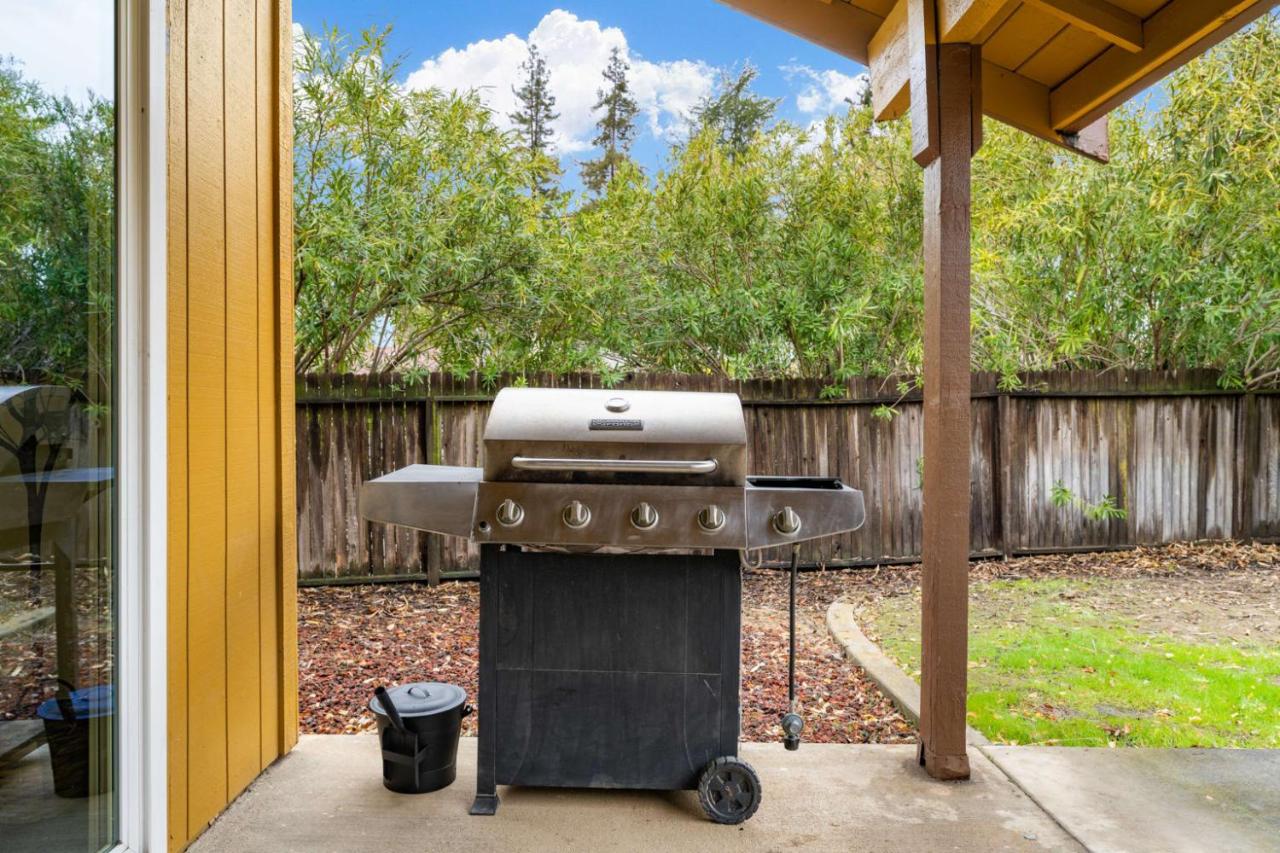 Sacramento Gem w Cozy Wood Fireplace BBQ Grill - B&B